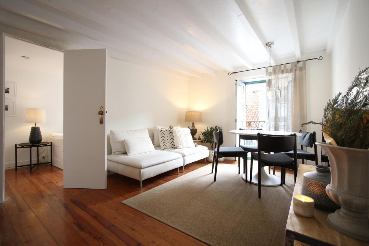 Appartamento Chic Urban Retreat At Downtown With Balcony & Views Lisbona Esterno foto