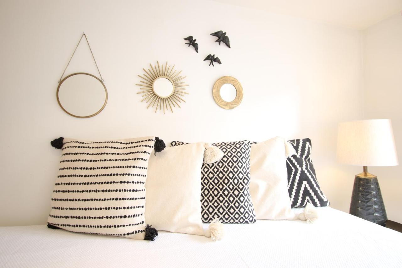 Appartamento Chic Urban Retreat At Downtown With Balcony & Views Lisbona Esterno foto