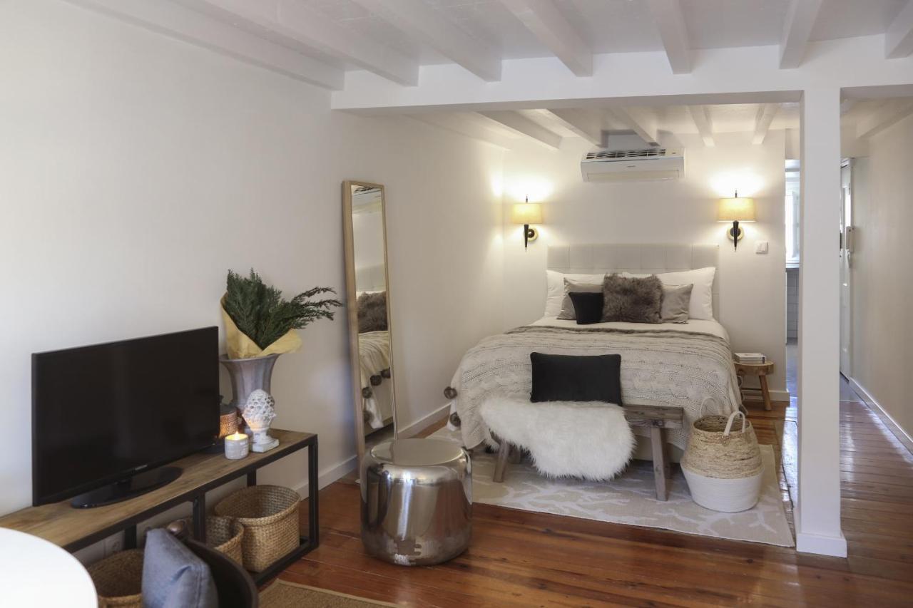 Appartamento Chic Urban Retreat At Downtown With Balcony & Views Lisbona Esterno foto