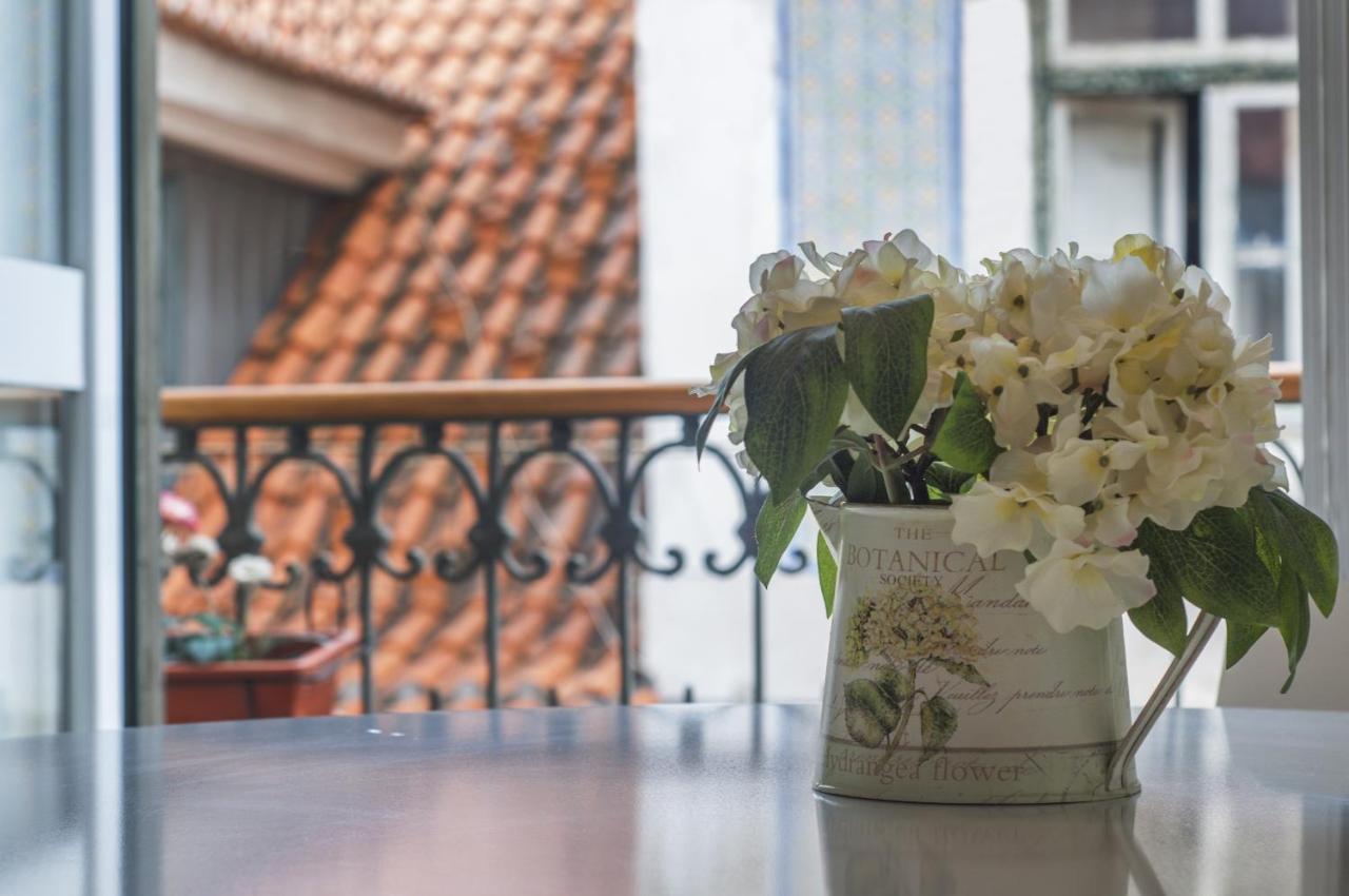 Appartamento Chic Urban Retreat At Downtown With Balcony & Views Lisbona Esterno foto