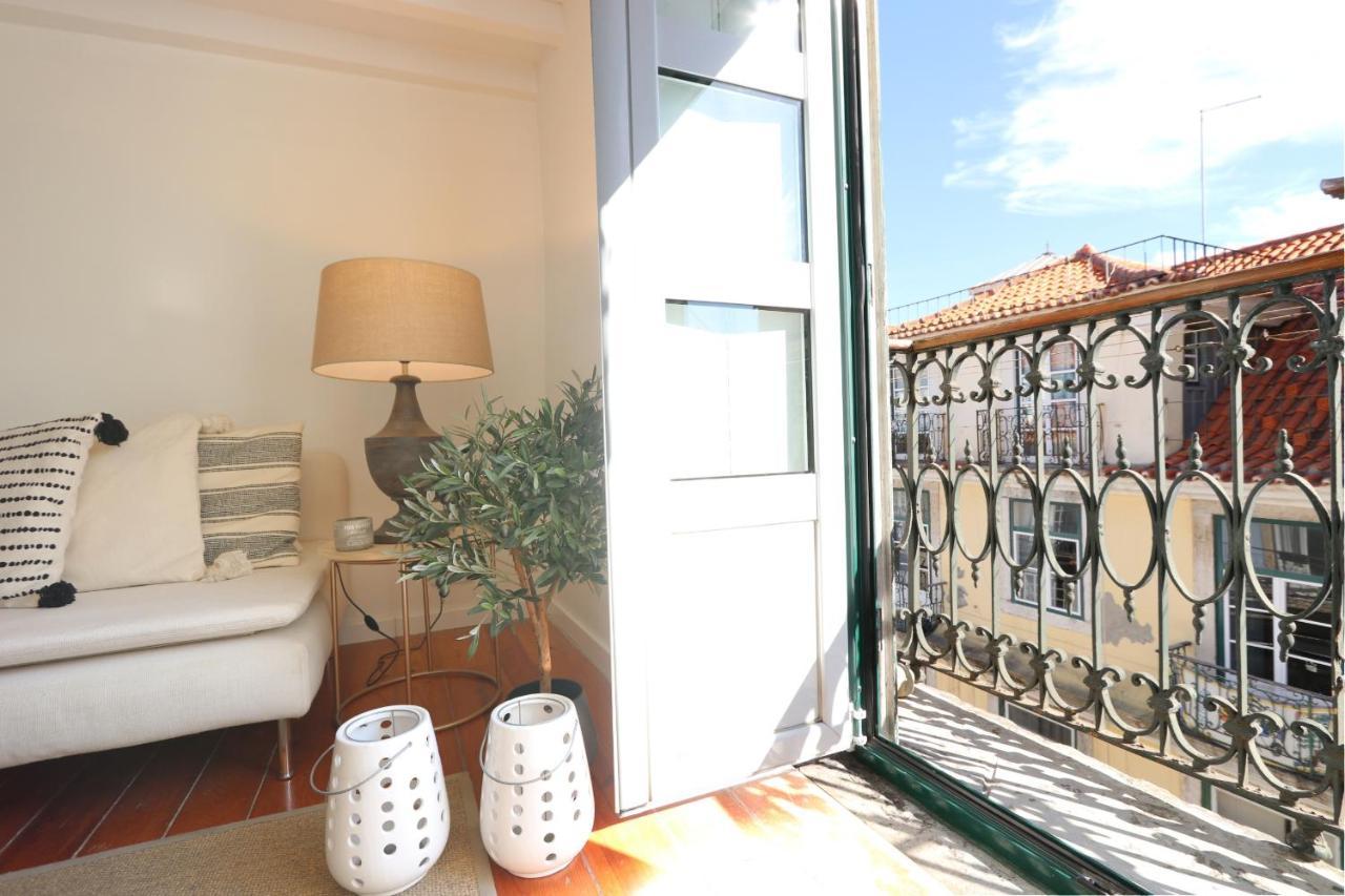 Appartamento Chic Urban Retreat At Downtown With Balcony & Views Lisbona Esterno foto