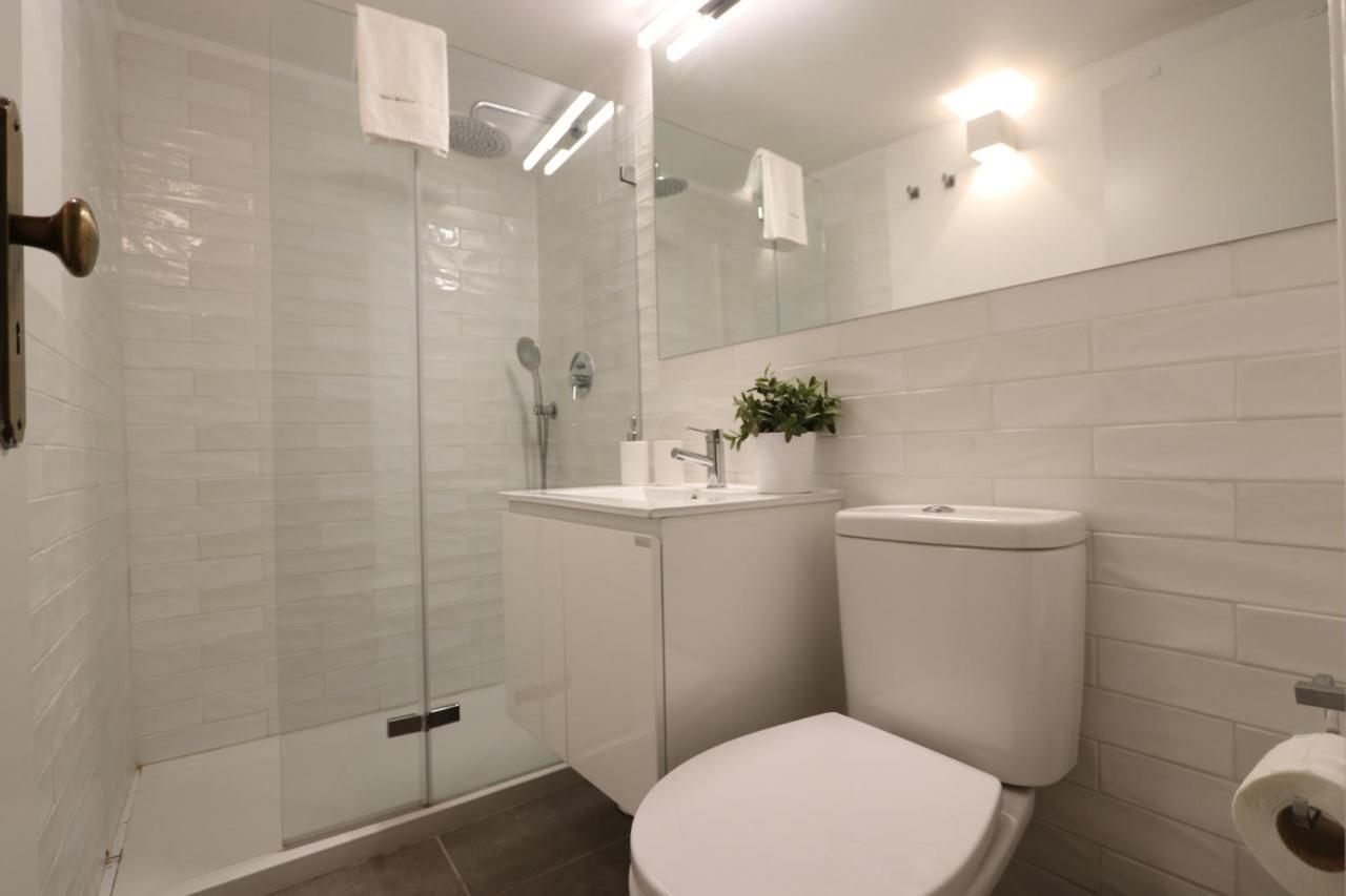 Appartamento Chic Urban Retreat At Downtown With Balcony & Views Lisbona Esterno foto