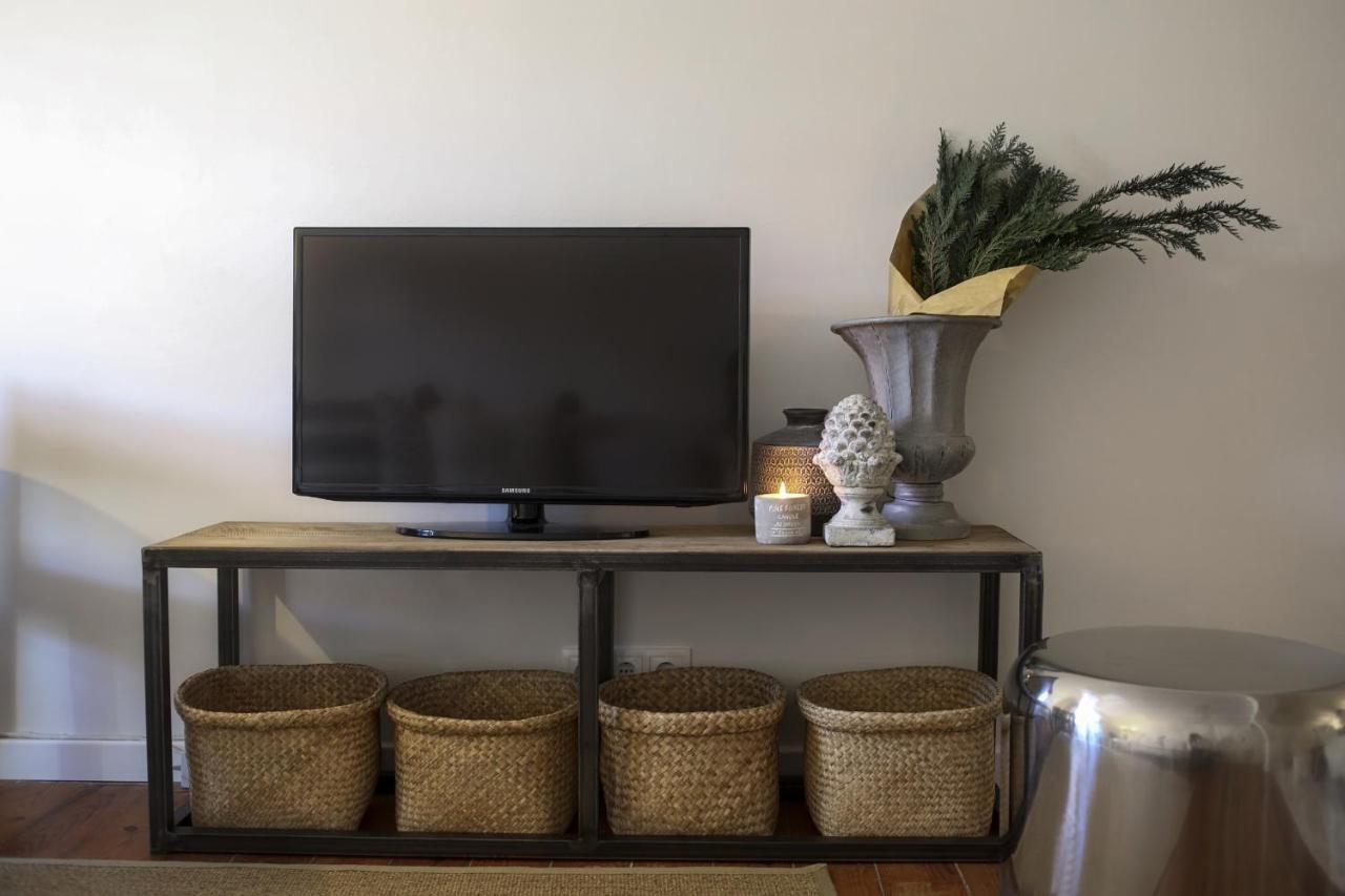 Appartamento Chic Urban Retreat At Downtown With Balcony & Views Lisbona Esterno foto