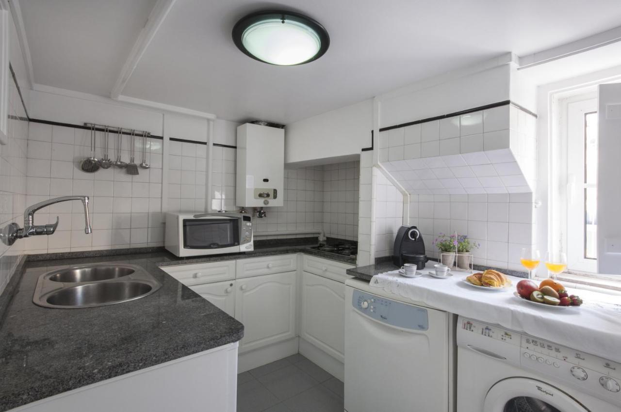 Appartamento Chic Urban Retreat At Downtown With Balcony & Views Lisbona Esterno foto