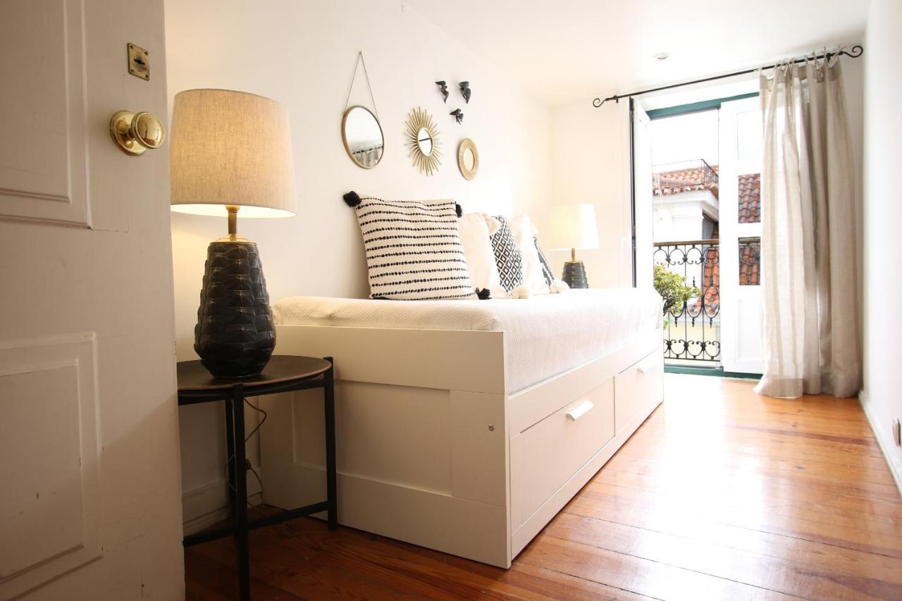 Appartamento Chic Urban Retreat At Downtown With Balcony & Views Lisbona Esterno foto