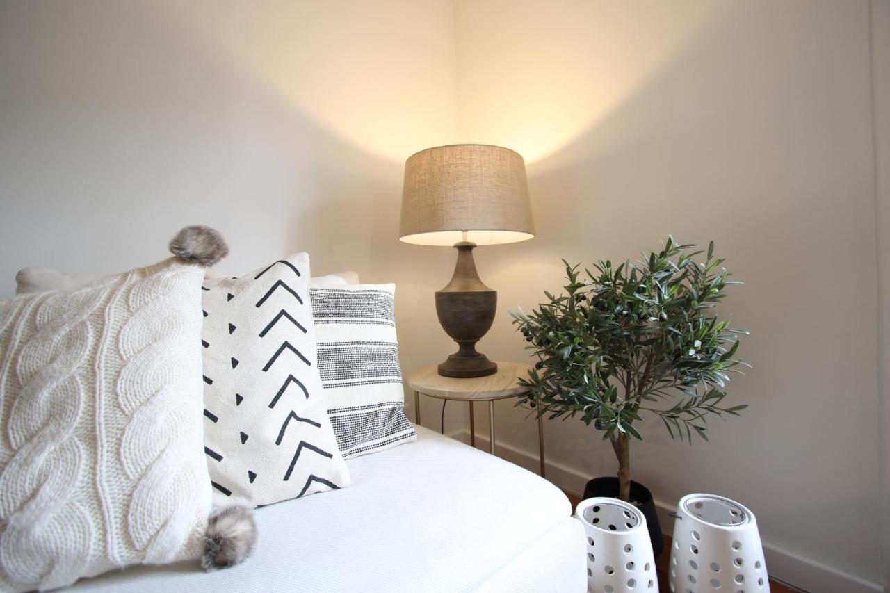 Appartamento Chic Urban Retreat At Downtown With Balcony & Views Lisbona Esterno foto