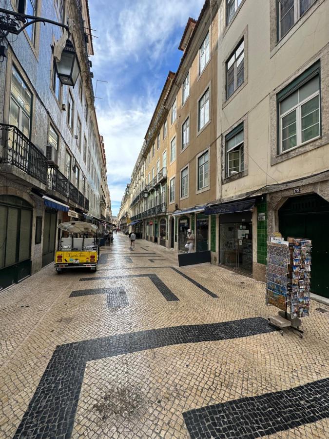 Appartamento Chic Urban Retreat At Downtown With Balcony & Views Lisbona Esterno foto
